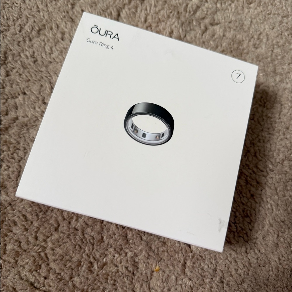 Oura Ring 4 - Black with Silver Inner Band